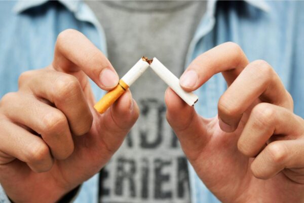 Từ bỏ thói quen sử dụng thuốc lá để chăm sóc môi hồng tự nhiên