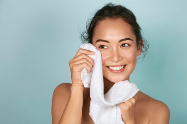 Tránh lưu sữa rửa mặt trên da quá lâu để tránh gây nên hiện tượng hút ẩm ngược