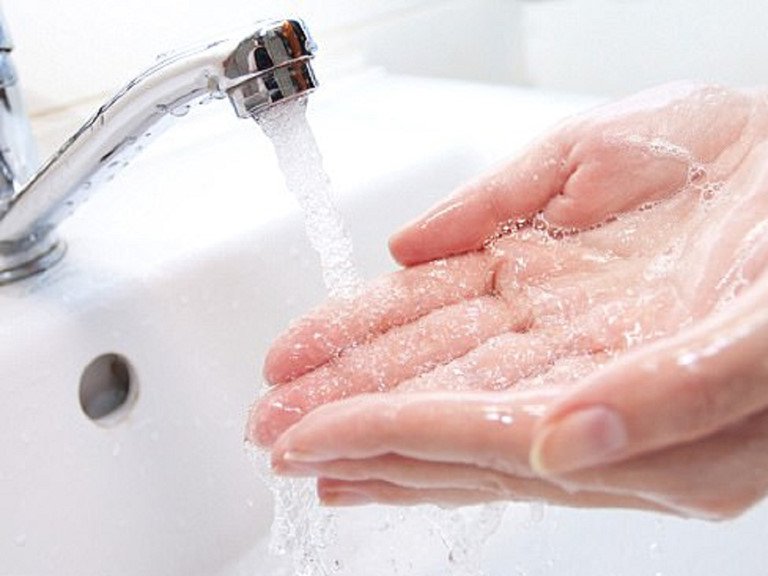 Rửa sạch tay trước khi đưa lên mặt