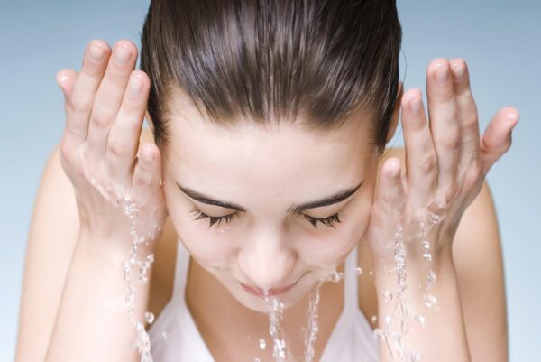 Bạn có thể sử dụng nước sạch để rửa mặt trong trường hợp da mặt tiết nhiều dầu thừa 